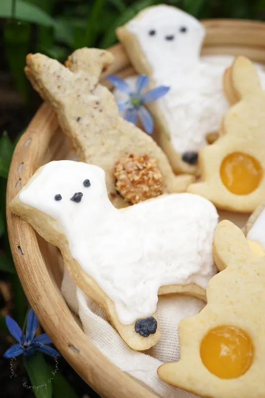 Niedliche Osterlamm-Zuckerkekse mit Royal Icing verziert, ideal für das Osterfest