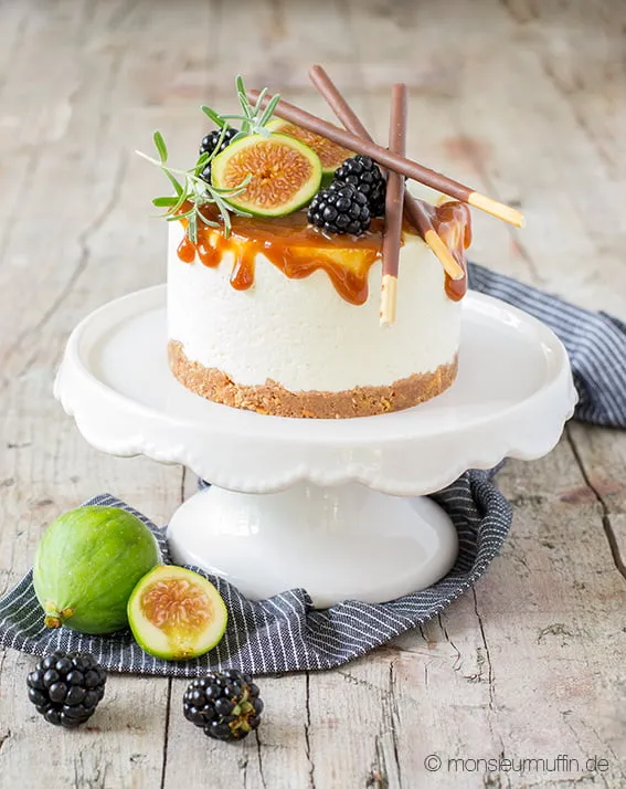 No-Bake Mikado Geburtstagstörtchen mit Salzkaramell, Feigen und Brombeeren