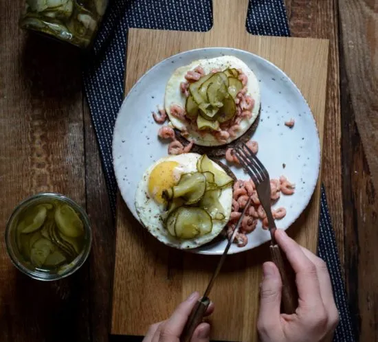 Norddeutsches Krabbenbrot mit Spiegelei und Dill-Gurken