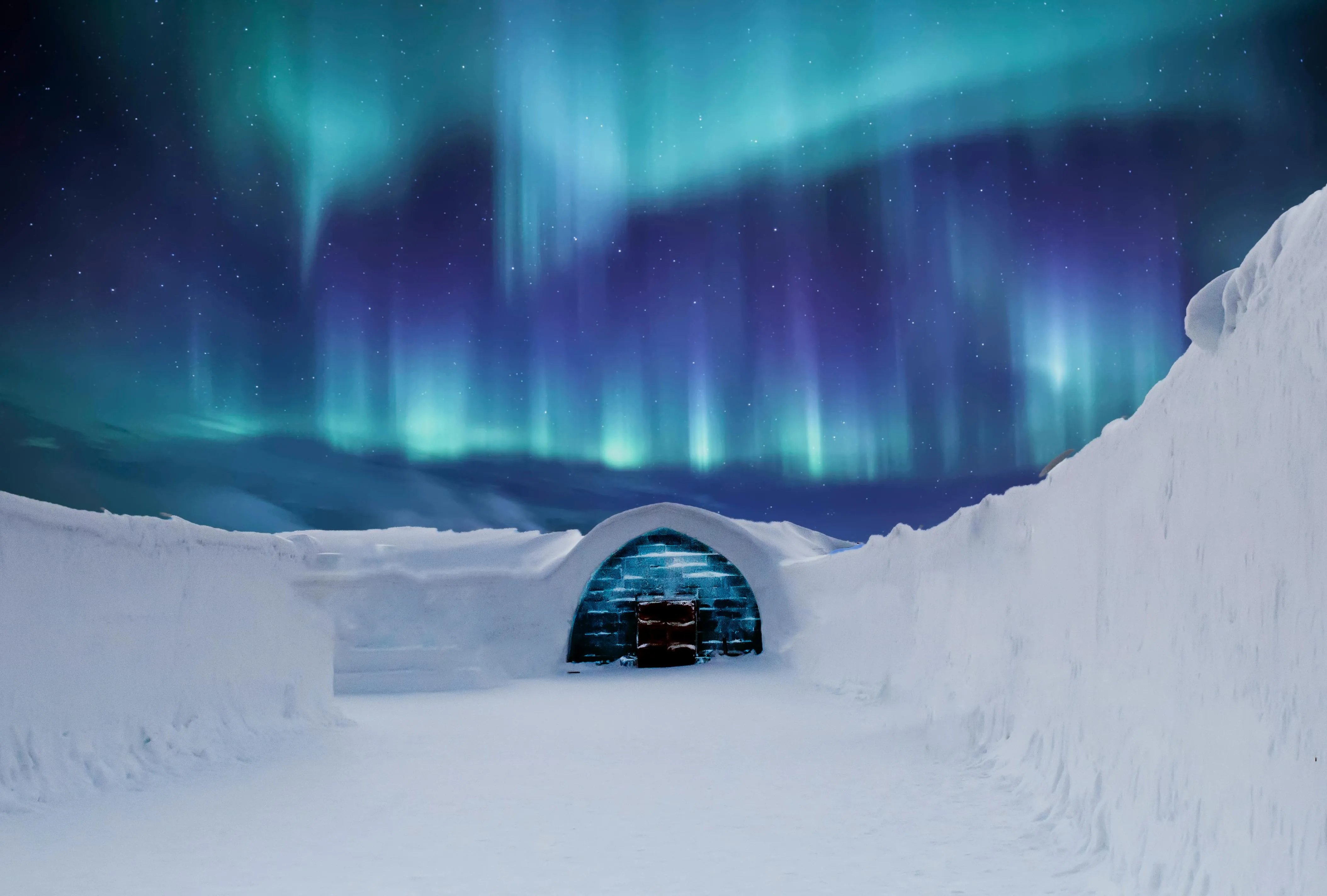Nordlichter leuchten über einer verschneiten Landschaft in Lappland, Finnland