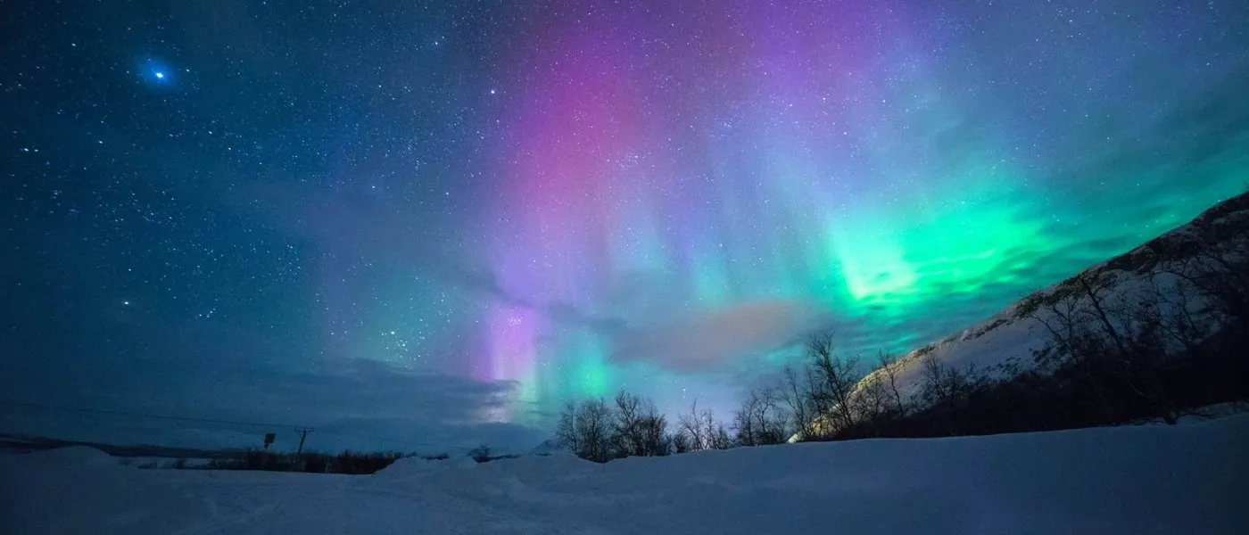 Norwegische Küste mit Polarlichtern
