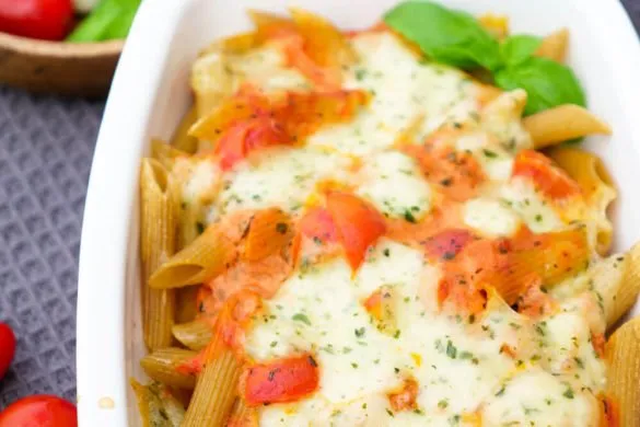Nudelauflauf Caprese mit Tomaten, Vollkorn Penne und Mozzarella in einer Lunchbox