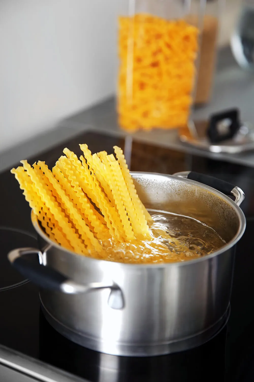 Nudeln in einem Topf mit kochendem Wasser auf dem Herd.