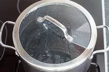 Nudeln in kochendem Salzwasser, bereit für die Zubereitung der Lachspasta.