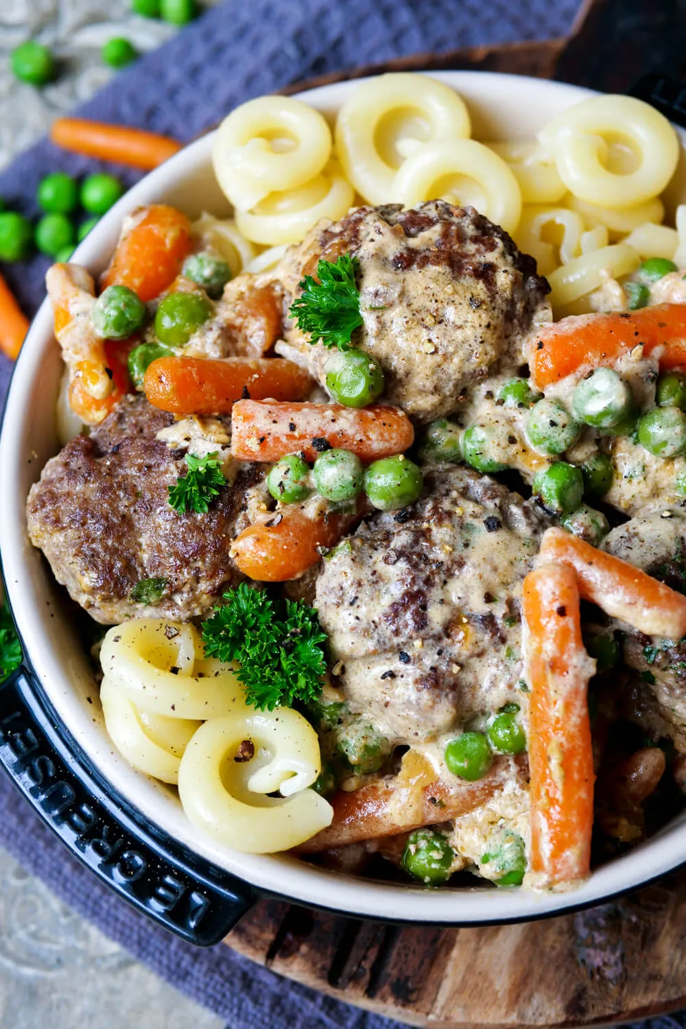 Nudeln mit Frikadellen, Erbsen und Möhren, angerichtet als Wikingertopf