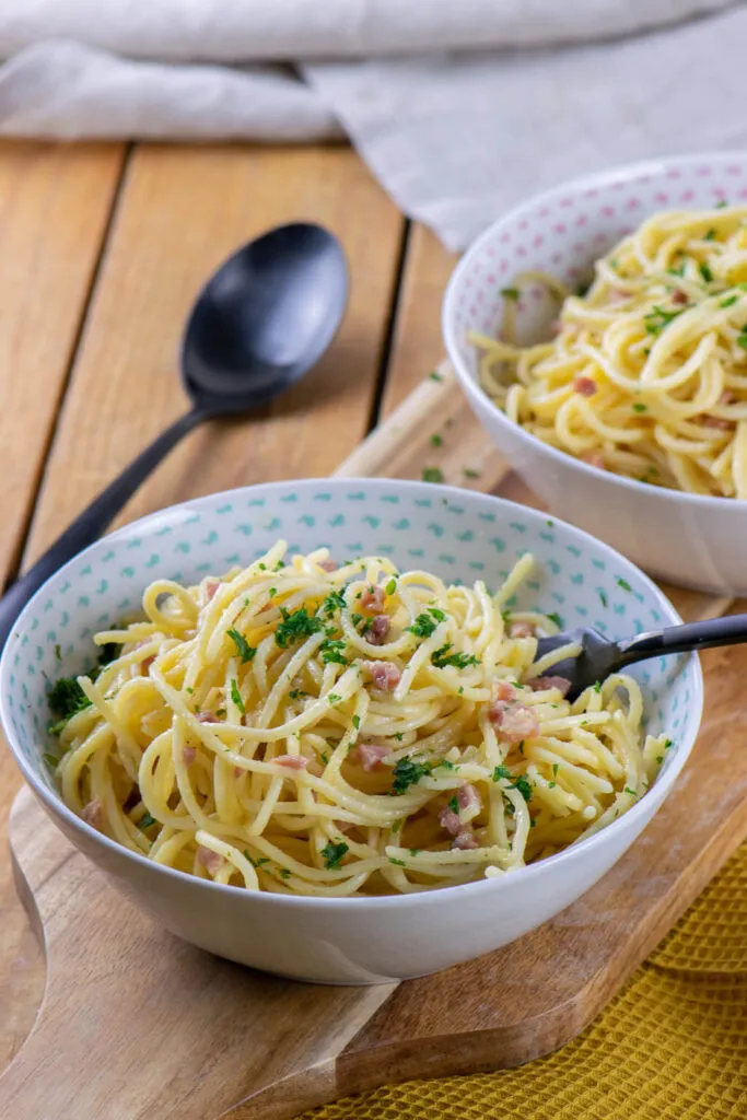 Nudeln mit Parmesan, Eiern und Sahne