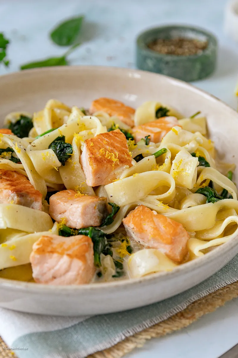 Nudeln mit Spinat und Lachs