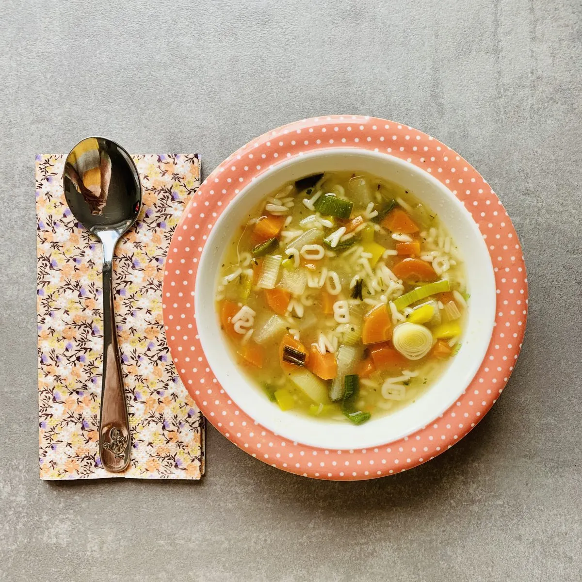 Nudelsuppe mit Gemüsestückchen, einem herzhaften und kinderfreundlichen Gemüsegericht