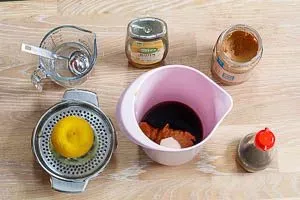 Nur 5 Zutaten und etwas Wasser für Erdnusssoße