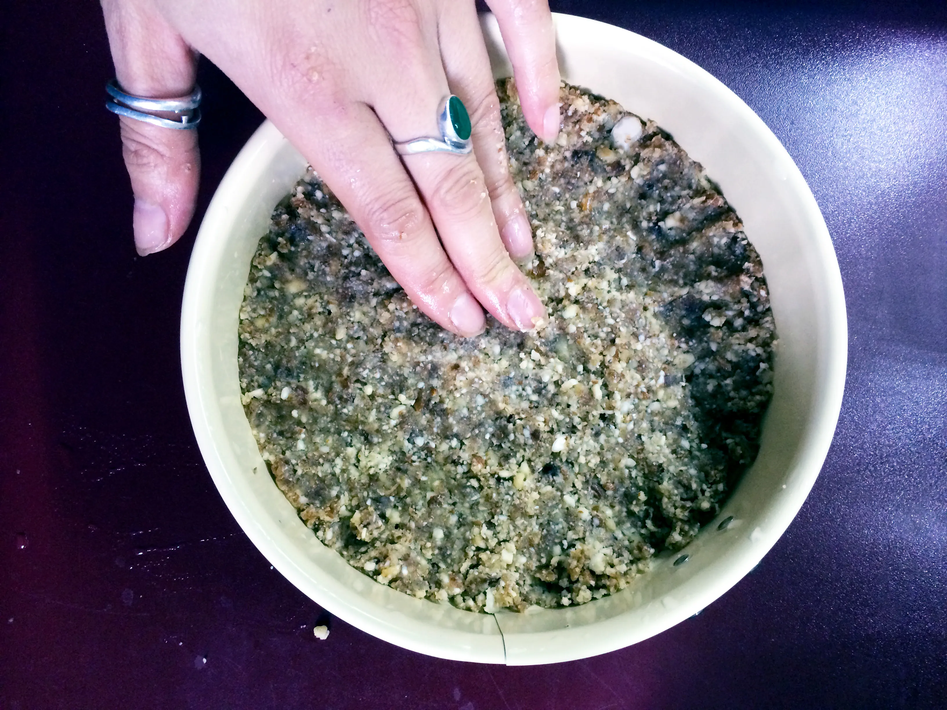 Nuss-Dattel-Masse angedrückt in der Springform