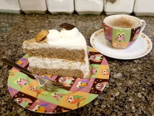 Nuss-Sahne-Torte verziert