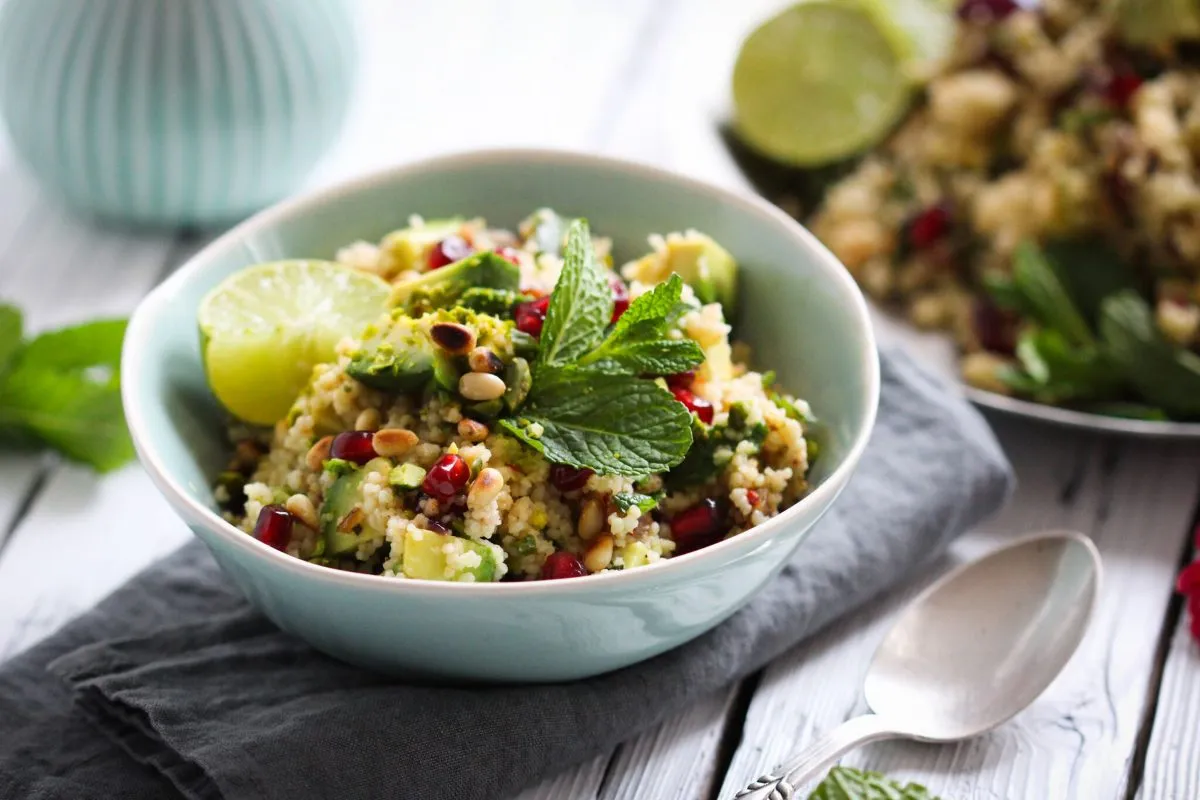 Nussiges Avocado-Dattel-Couscous mit Granatapfelkernen &amp; Minze