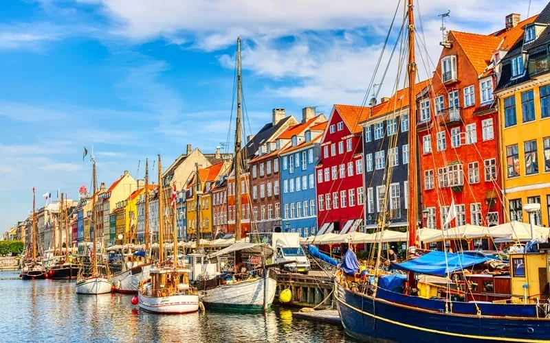 Nyhavn Hafen in Kopenhagen bei Sonnenuntergang