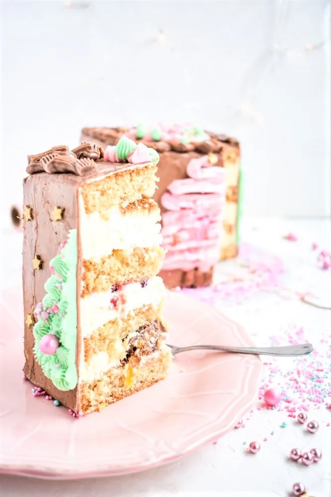 Obere Ansicht des reich verzierten Weihnachts-Geburtstagskuchens mit Buttercreme-Details