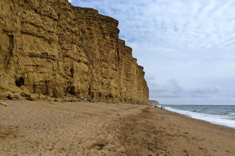 Ockergelbe Steilklippen am Strand von West Bay an der Jurassic Coast