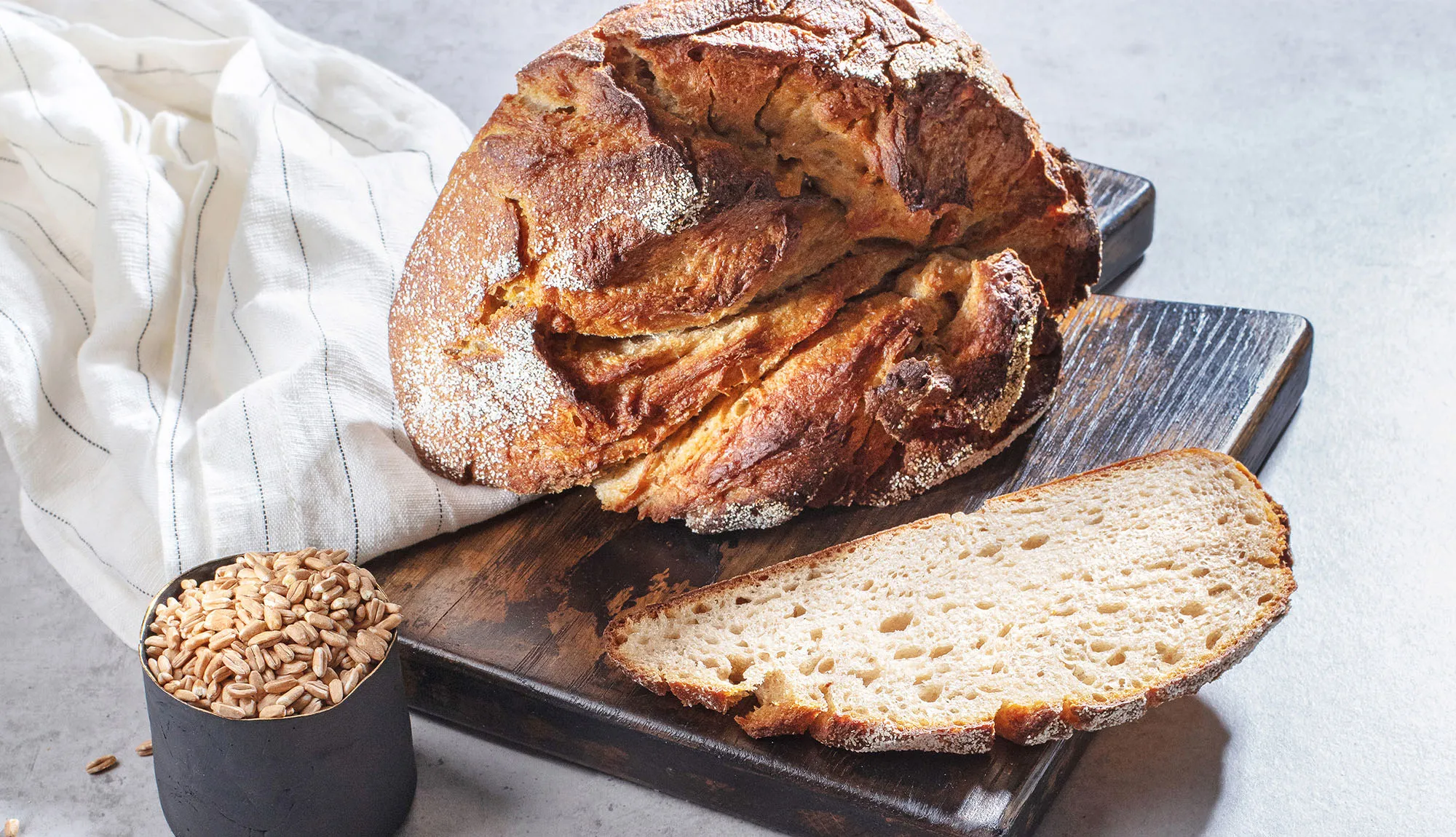 Ofenfrisches deutsches Brot mit knuspriger Kruste, bereit zum Aufbacken