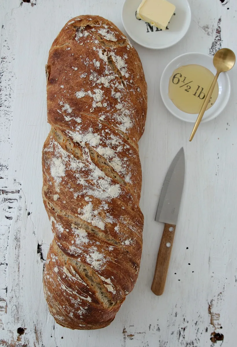 Ofenfrisches Sauerteigbrot selber backen mit Butter und Honig, der perfekte Start in den Tag.