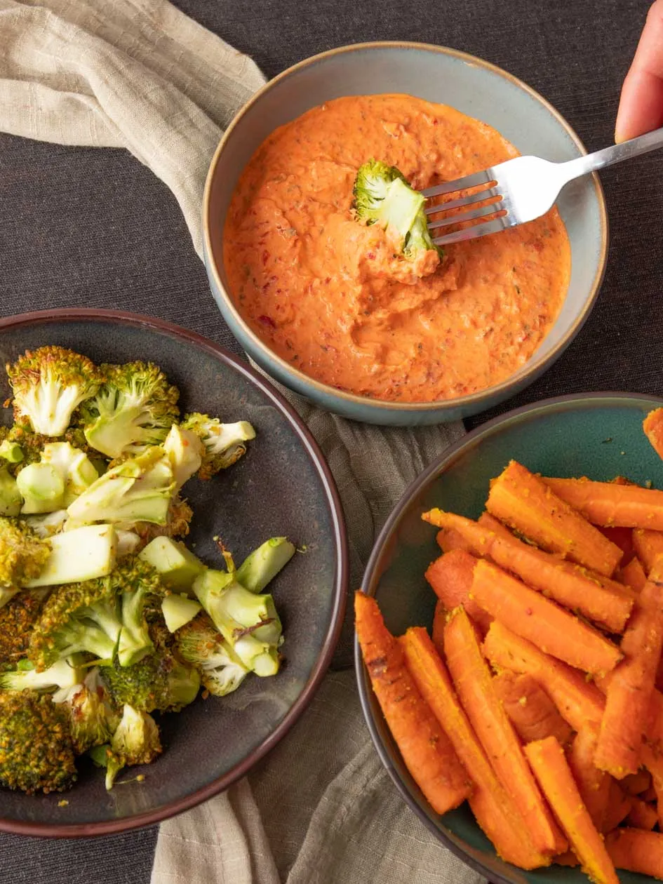 Ofengemüse mit cremigem Quark-Dip als gesundes Mittagessen