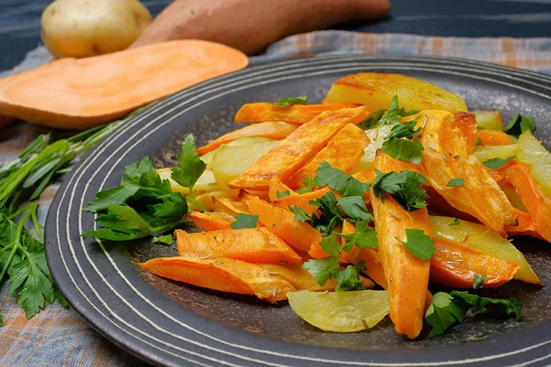Ofenkartoffeln und Süßkartoffeln als nährstoffreiche Beilage