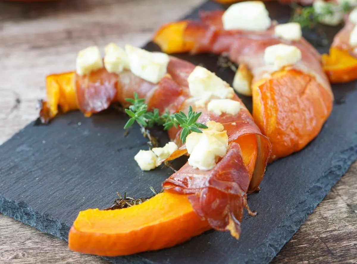 Ofenkürbis nach Saltimbocca-Art, mit Salbei, Schinken und Feta belegt, eine raffinierte Hokkaido-Variante