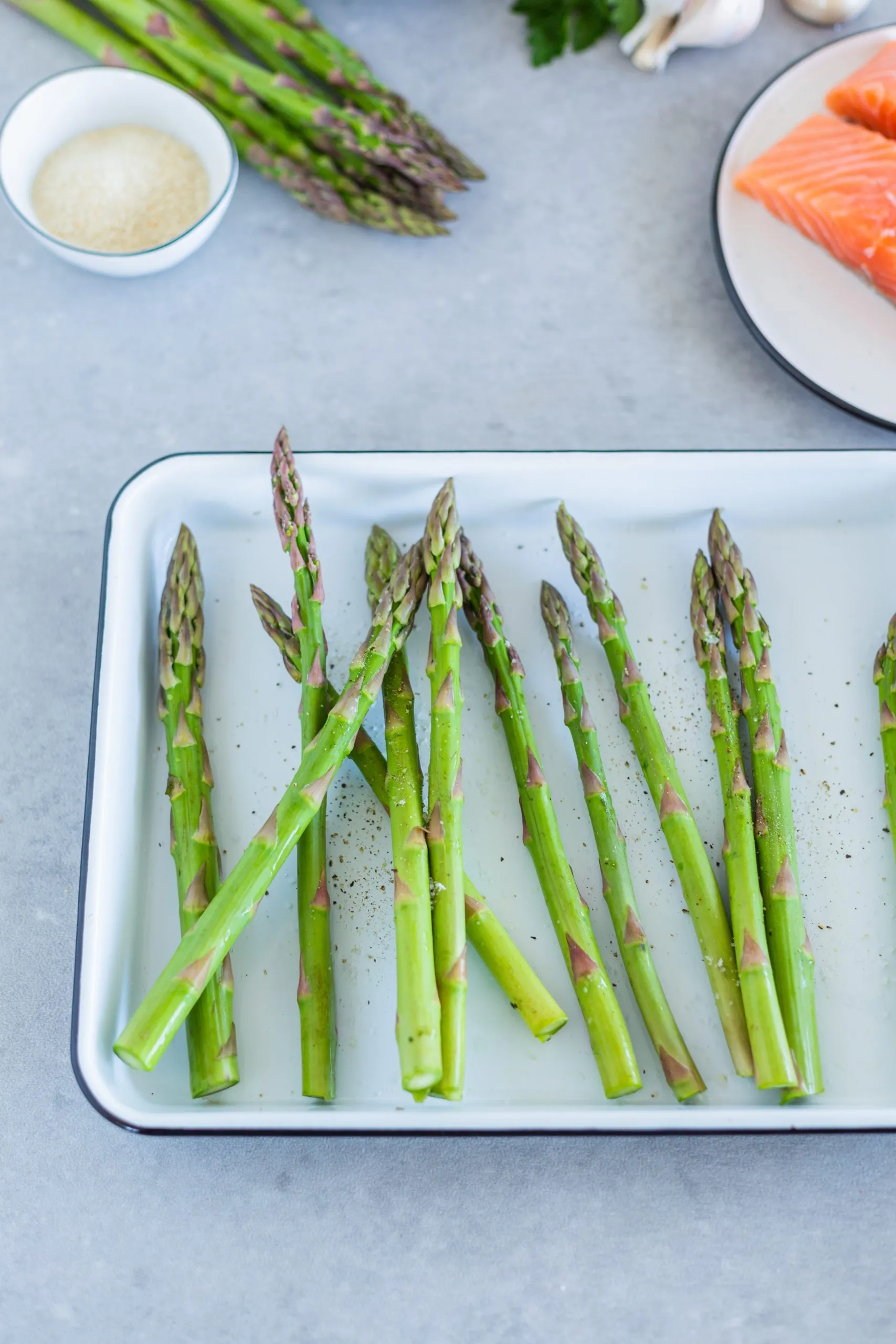 Ofenlachs mit goldbrauner Kräuterkruste vor dem Servieren