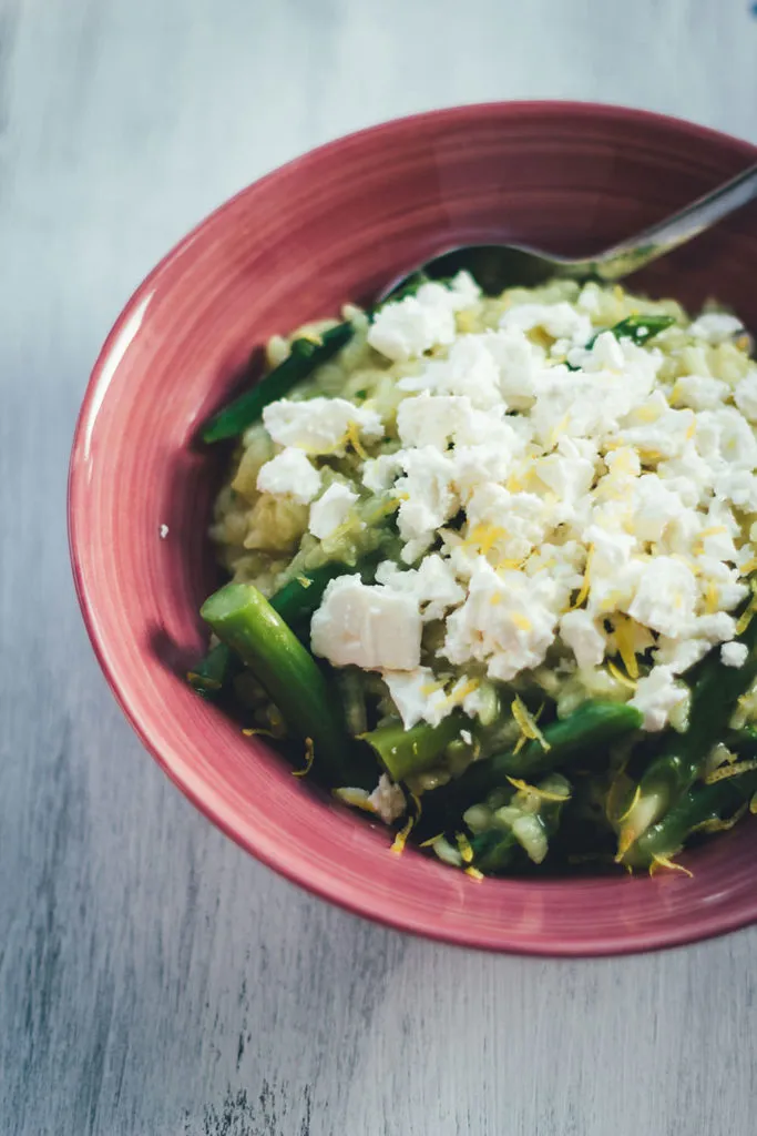Ofenrisotto mit grünem Spargel und Feta