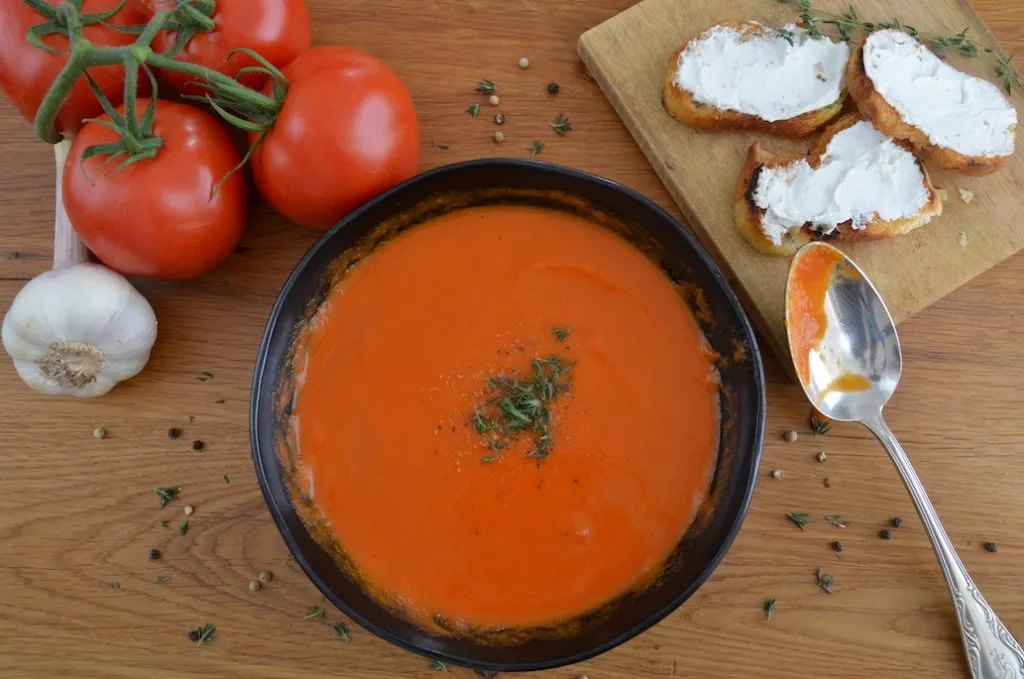 Ofentomatensuppe mit Ziegenkäse-Crostini