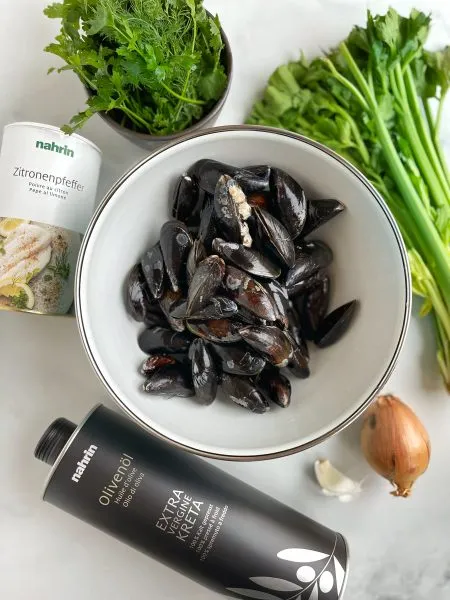 Offene Miesmuscheln im Topf mit frischen Zutaten, ein einfaches Muscheln Rezept