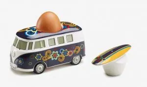 Offener Eierbecher in Bulli-Form mit Salzstreuer im Surfbrett