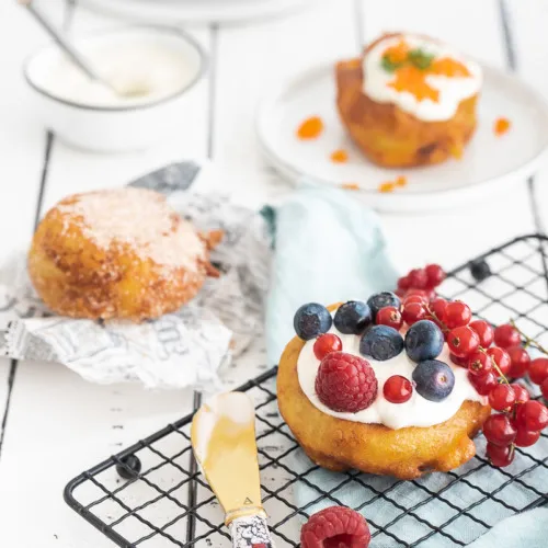 Оладжи auch Oladushki, Oladya oder Aladiki genannt sind kleine, dicke Pfannkuchen der Russischen Küche