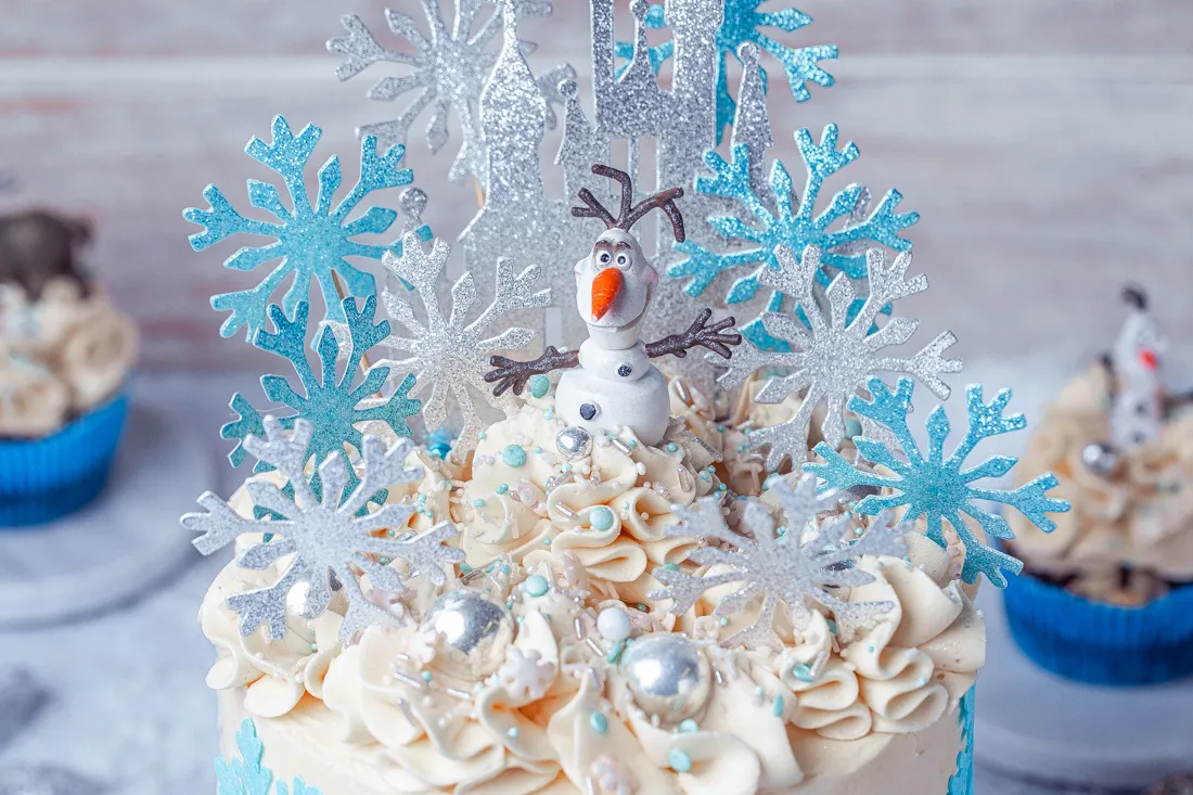 Olaf Spielfigur als Dekoration auf einer Frozen Torte
