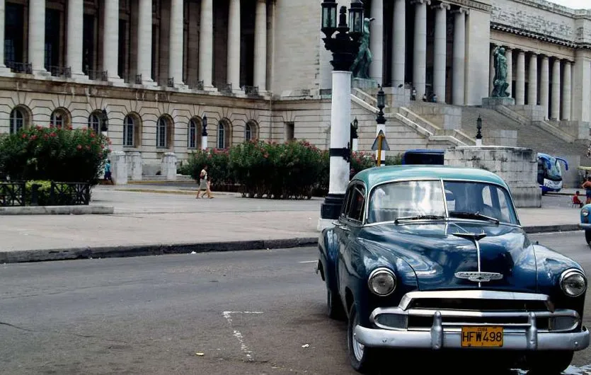 Oldtimer vor dem Kapitol in Havanna, Kuba