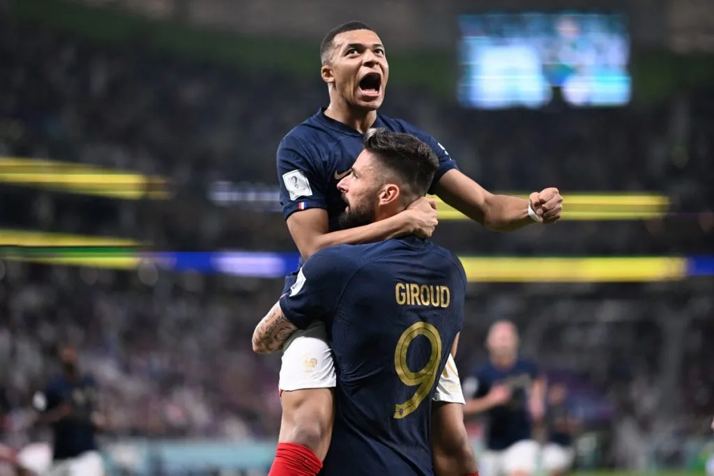 Olivier Giroud und Kylian Mbappé jubeln nach einem Tor für Frankreich im Achtelfinale der WM 2022 gegen Polen.