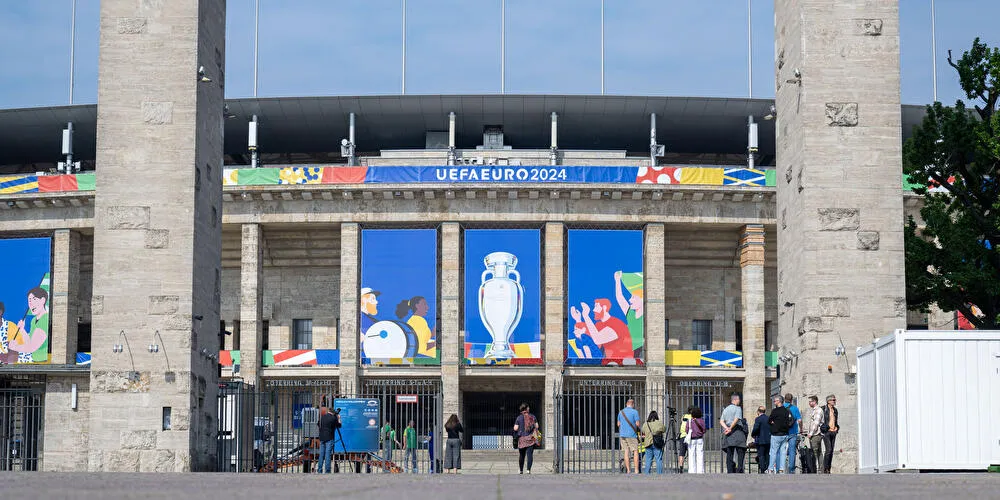 Olympiastadion Berlin während der Fußball-EM 2024 mit Blick auf das Spielfeld.