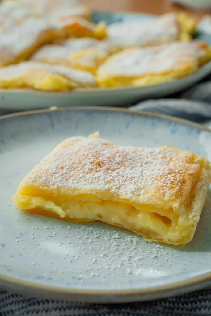 Omas Apfelkuchen mit Blätterteig und Pudding 