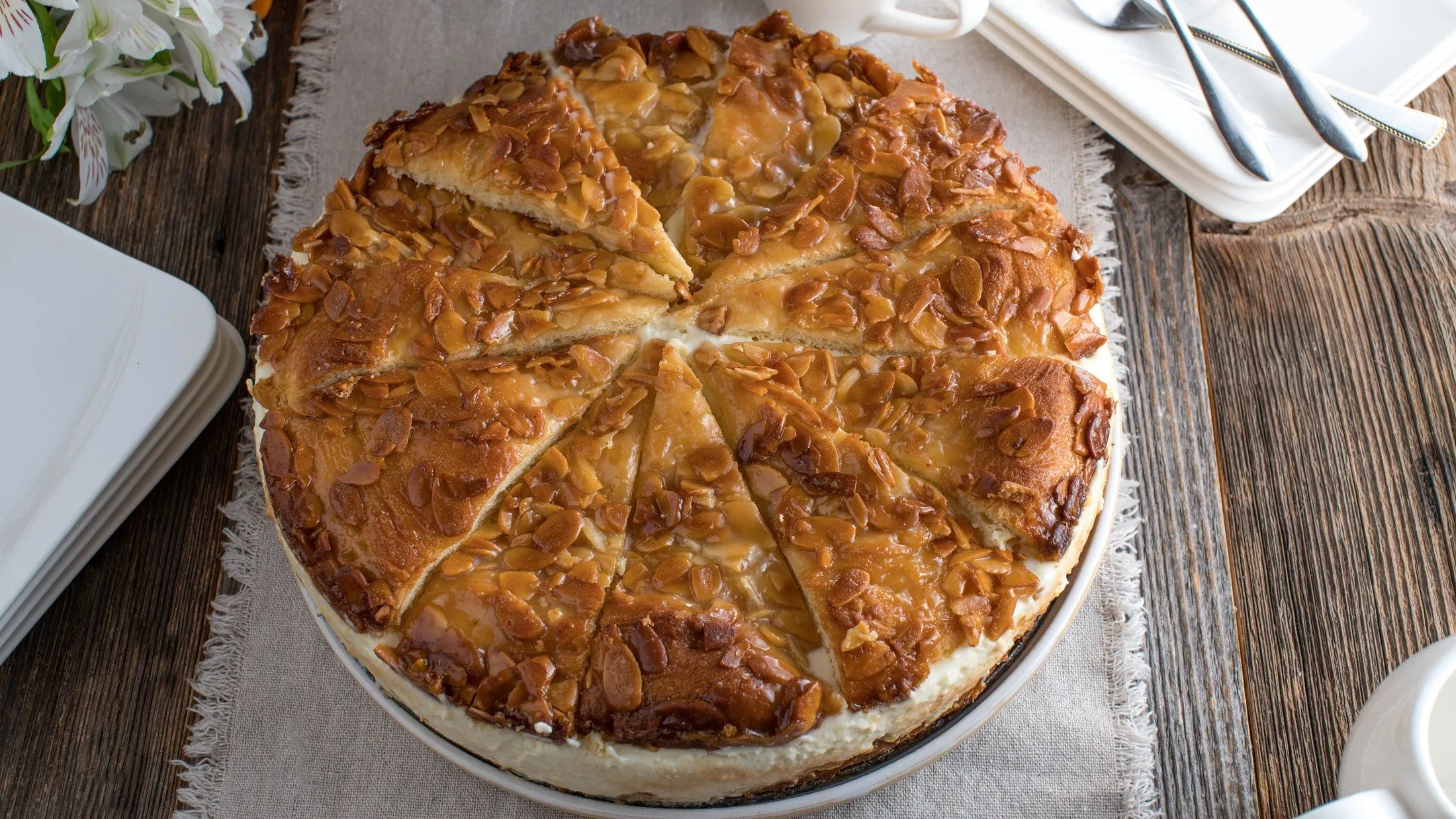 Omas Bienenstich-Torte von oben fotografiert.