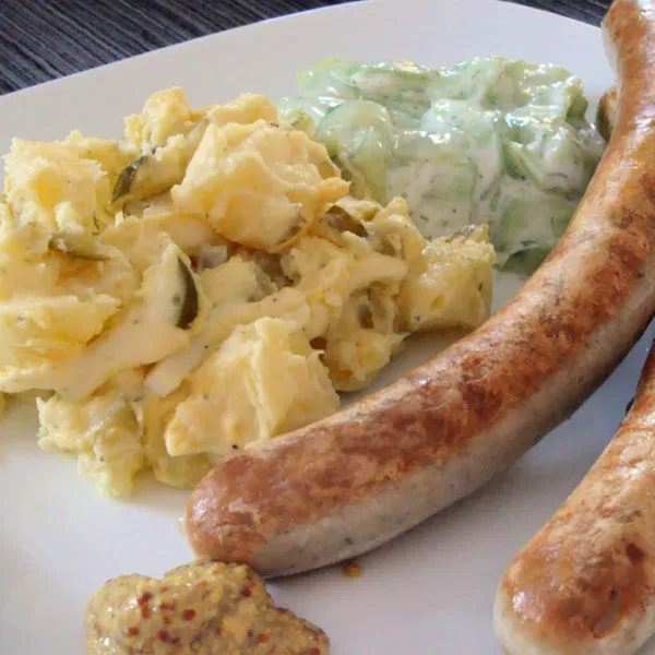 Omas Kartoffelsalat mit Mayonnaise und Dillgurken