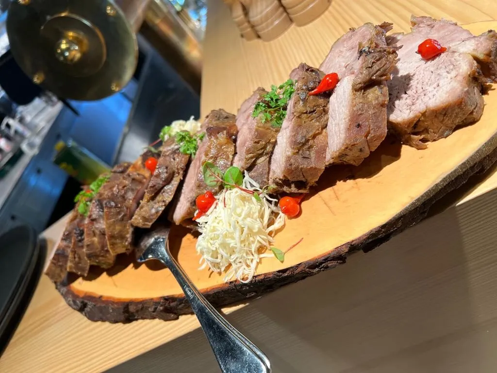 Omas traditioneller Schweinsbraten mit Serviettenschnitte, herzhaftem Sauerkraut und Bratensauce für den Sonntag