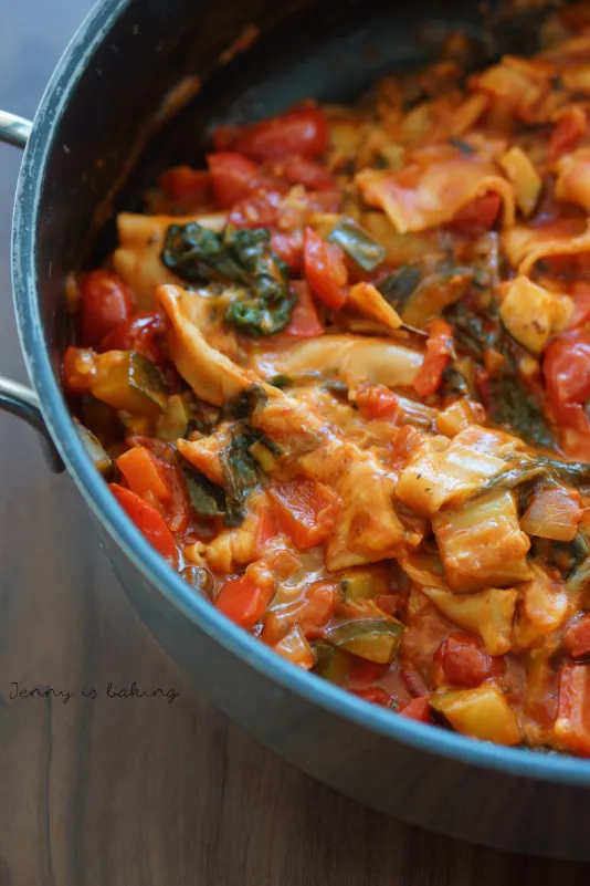 One-Pot Lasagne vegetarisch während des Kochvorgangs in der Pfanne