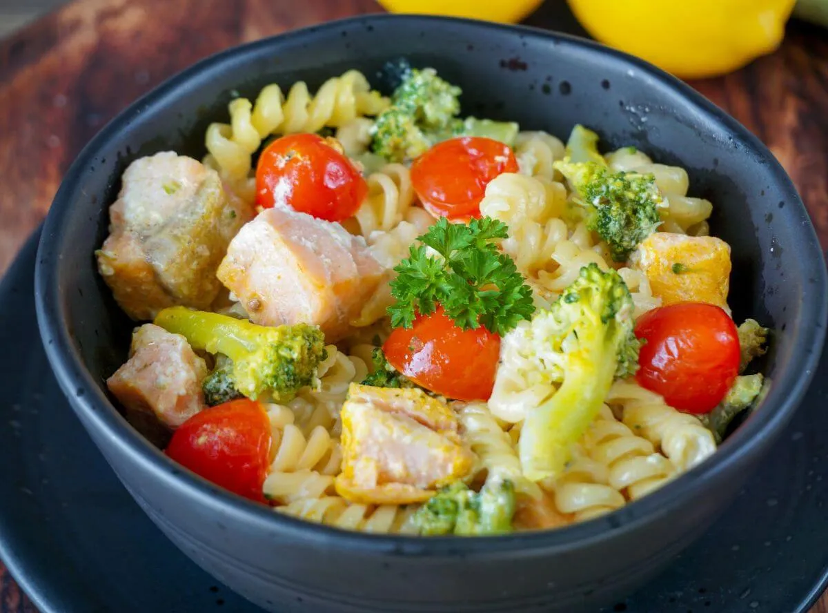 One Pot Nudelauflauf mit Lachs und Brokkoli