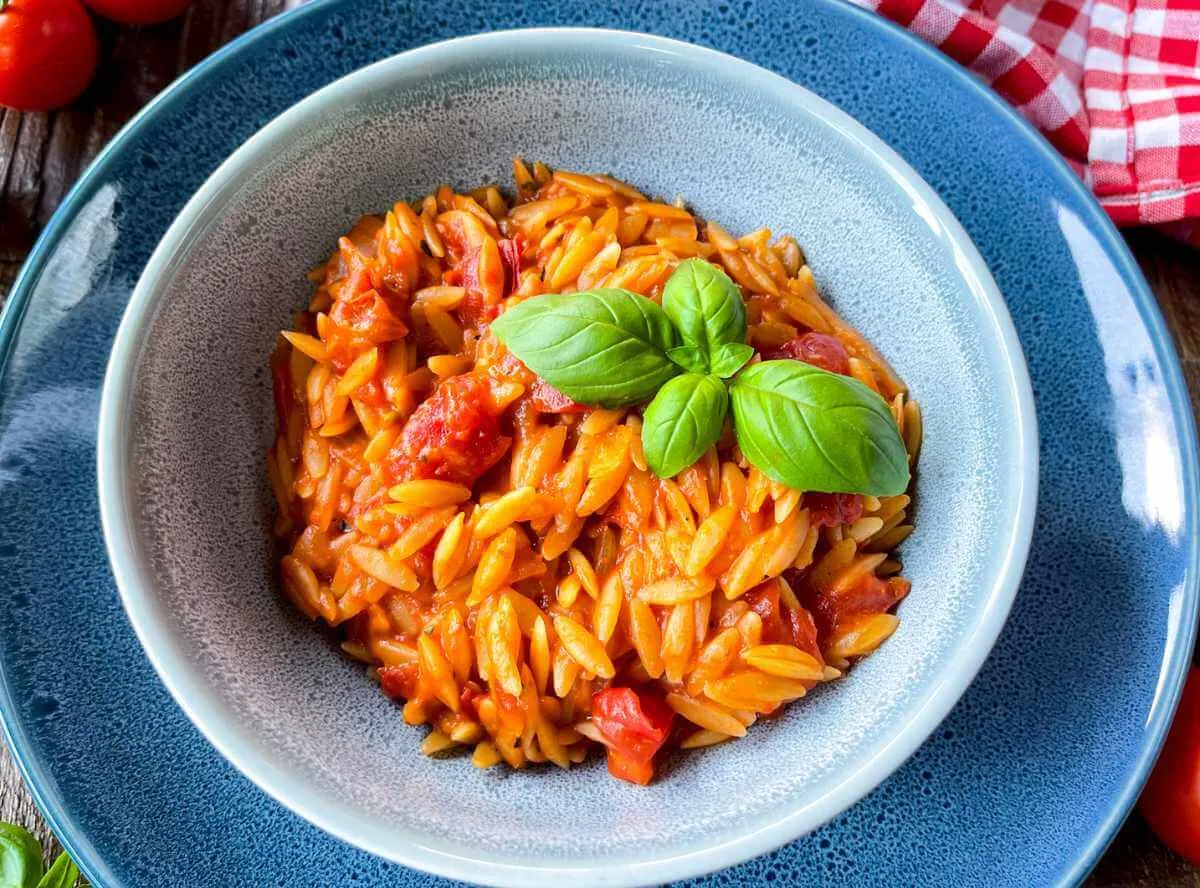 One Pot Orzo Rezept mit saftigen Tomaten