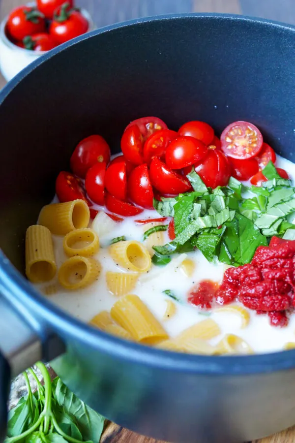 One-Pot-Pasta in der Zubereitung: Nudeln und Sauce köcheln zusammen in einem Topf, eine ideale Lösung für schnelle Gerichte.