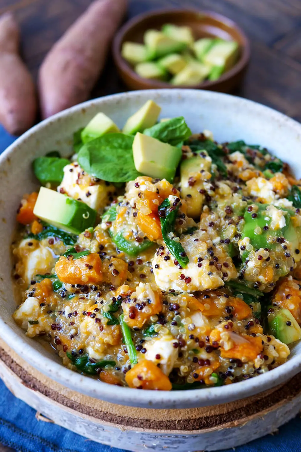 One Pot Quinoa mit Süßkartoffeln, Avocado, Spinat und Feta in der Schüssel