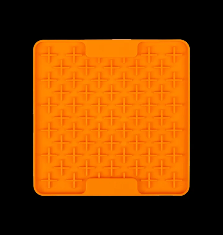 Orangene quadratische LickiMat Schleckmatte mit erhabenen Kreuzmuster-Noppen und zwei Vertiefungen an den Seiten.