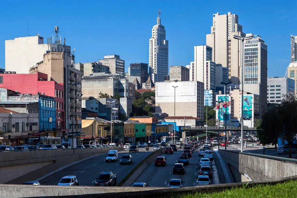Orientierungshilfe und Aussichtspunkt zugleich: Das historische Bankgebäude Farol Santander schafft Überblick im Zentrum