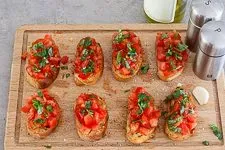 Original Bruschetta Rezept mit Tomaten - www.emmikochteinfach.de
