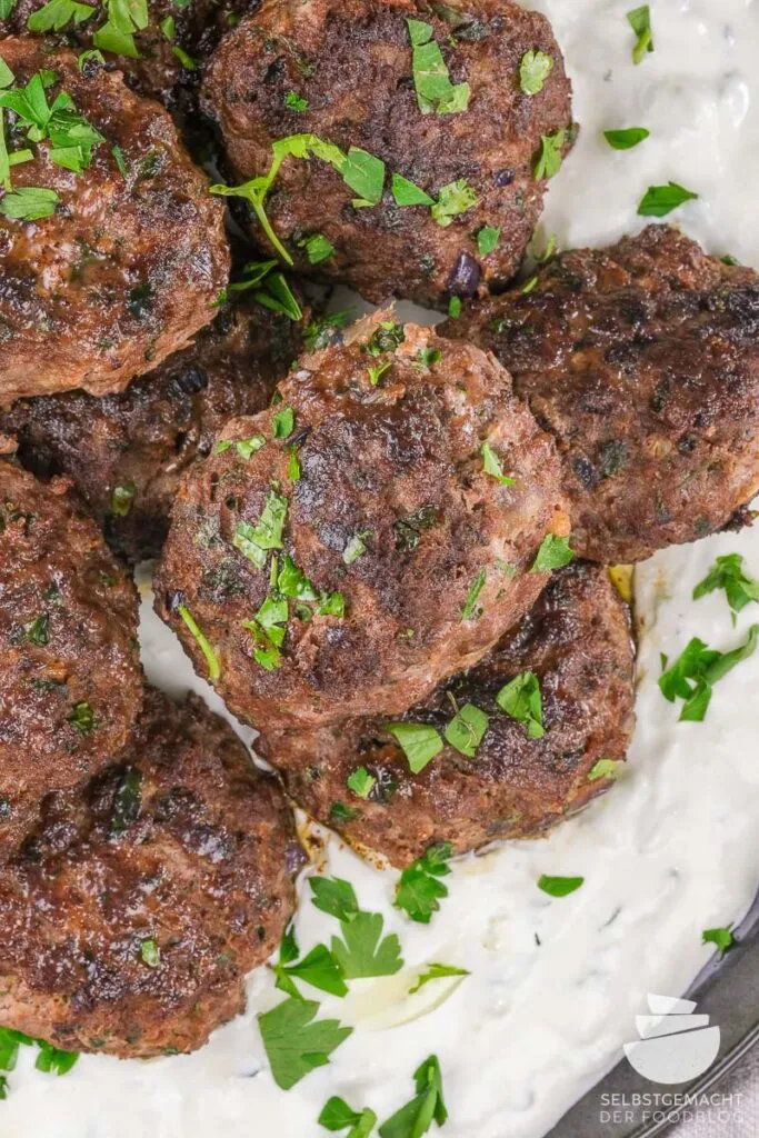 Original türkische Köfte, appetitlich garniert mit frischer Petersilie