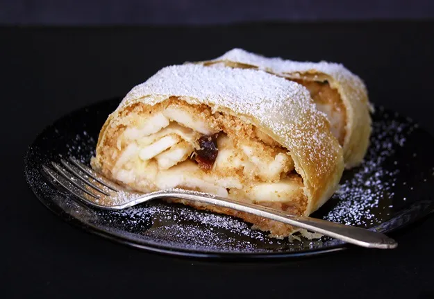 Original Wiener Apfelstrudel, frisch gebacken und mit Puderzucker bestäubt, ein klassisches Strudel Rezept