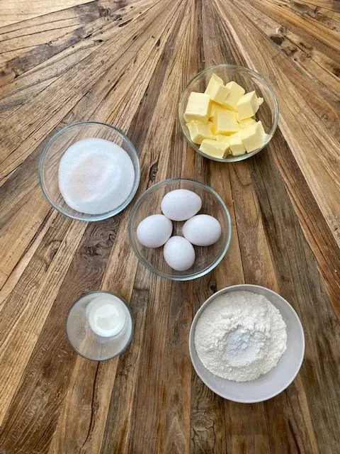 Ostereier-Dekorationen für die Fault Line Ostertorte, arrangiert auf dem Kuchenteller