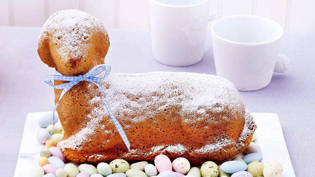 Osterlamm aus Rührteig mit Puderzucker